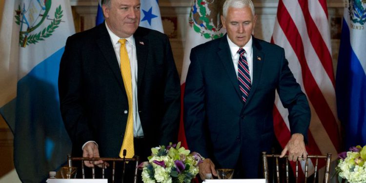 El vicepresidente de los EE. UU., Mike Pence, a la derecha, y el secretario de Estado de los EE. UU., Mike Pompeo, llegan a la segunda Conferencia para la Prosperidad y la Seguridad en Centroamérica en el Departamento de Estado el 11 de octubre de 2018, en Washington. (Foto AP / Jose Luis Magana)