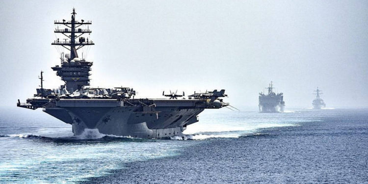 El portaaviones “USS Dwight D. Eisenhower” (CVN 69), seguido por el buque de apoyo de combate rápido “USNS Arctic” (T-AOE 8) y el destructor de misiles guiados “USS Nitze” (DDG 94), transitan el Estrecho de hormuz. El Grupo Eisenhower Carrier Strike está desplegado para respaldar las operaciones de seguridad marítima y los esfuerzos de cooperación en materia de seguridad en el teatro en la Quinta Flota de EE. UU. Crédito: Especialista en comunicación masiva de 3ra clase J. Alexander Delgado / US Navy.