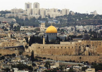 Una vista general de la ciudad vieja de Jerusalén muestra la Cúpula de la Roca en el complejo conocido por los musulmanes como Santuario Noble y por los judíos como el Monte del Templo, 25 de octubre de 2015. (Crédito de la foto: AMIR COHEN / REUTERS)