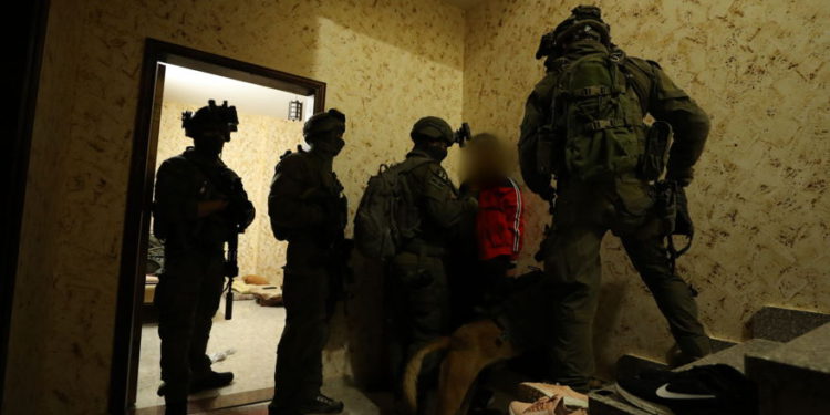 Las fuerzas de seguridad israelíes arrestan a un palestino en Ramallah sospechoso del asesinato del adolescente israelí Ori Ansbacher el 8 de febrero de 2019. (Policía de Israel)