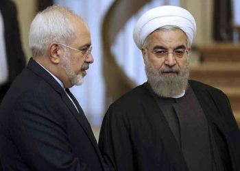 El presidente iraní, Hassan Rouhani, a la derecha, escucha a su ministro de Relaciones Exteriores, Mohammad Javad Zarif, antes de una reunión en Teherán, Irán, el 24 de noviembre de 2015. (Vahid Salemi / AP)