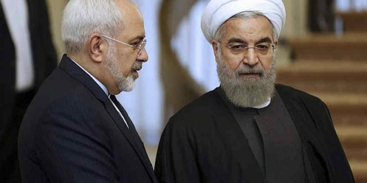 El presidente iraní, Hassan Rouhani, a la derecha, escucha a su ministro de Relaciones Exteriores, Mohammad Javad Zarif, antes de una reunión en Teherán, Irán, el 24 de noviembre de 2015. (Vahid Salemi / AP)