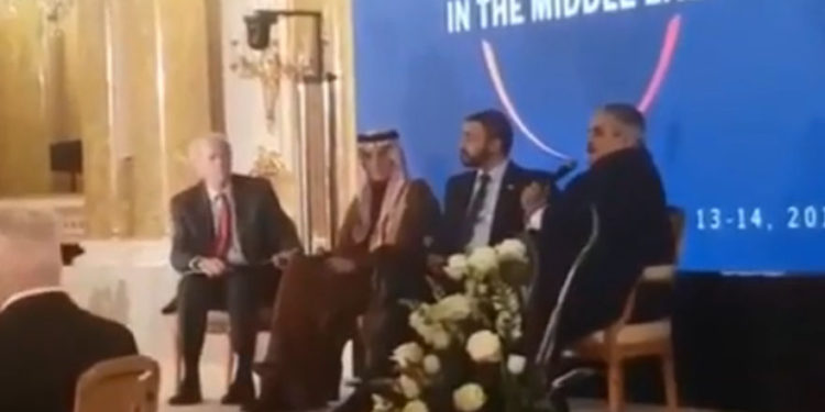 El ex negociador de paz de Estados Unidos en Oriente Medio, Dennis Ross, y los funcionarios árabes en el escenario durante un panel en la cumbre de Varsovia el 14 de febrero de 2019. (captura de pantalla de YouTube)