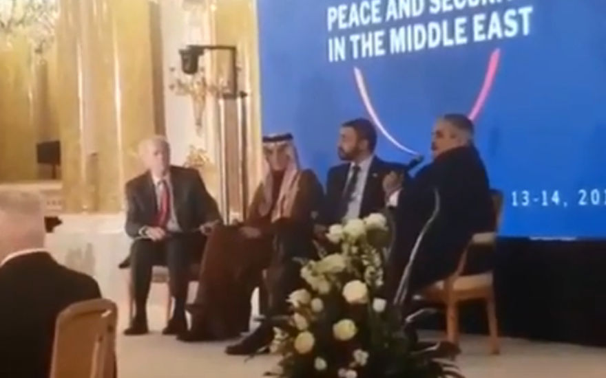 El ex negociador de paz de Estados Unidos en Oriente Medio, Dennis Ross, y los funcionarios árabes en el escenario durante un panel en la cumbre de Varsovia el 14 de febrero de 2019. (captura de pantalla de YouTube)