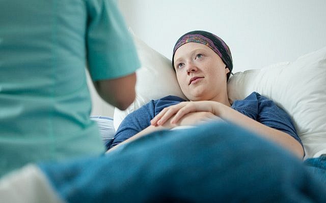 Foto ilustrativa de un médico con un paciente de cáncer (a través de Shutterstock)