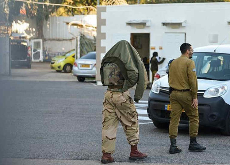 Uno de los cinco soldados israelíes de la Brigada Kfir arrestados por presuntamente golpear a dos palestinos bajo su custodia llega a una audiencia judicial en el Tribunal Militar de Jaffa el 10 de enero de 2019. (Flash90)