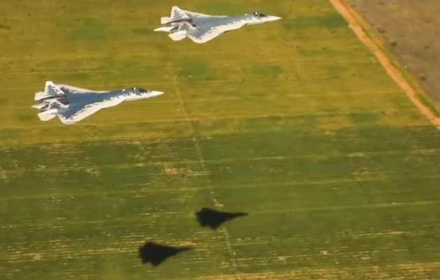 Su-57s volando a baja altitud (YouTube)