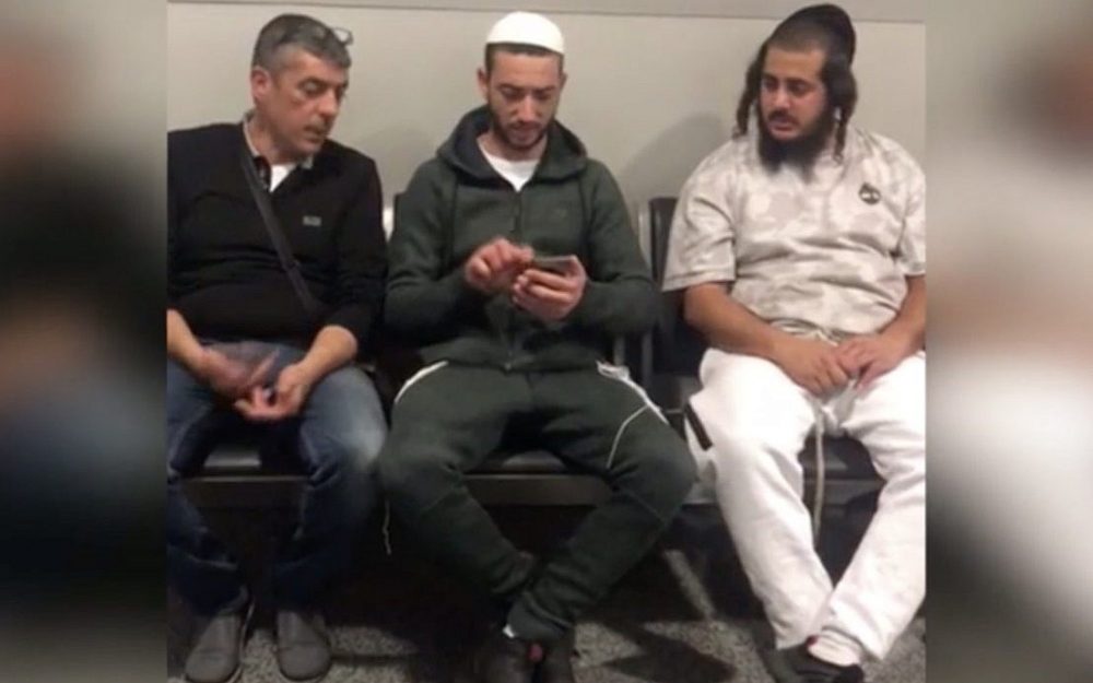Los israelíes detenidos en el Aeropuerto Internacional Kiev Boryspil en Ucrania se ven en un video transmitido por las noticias del Canal 12 el 15 de febrero de 2019. (Captura de pantalla: Canal 12)