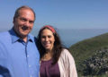 El rabino Yechiel Eckstein y su hija Yael en el Monte Arbel en la región de la Baja Galilea de Israel. (Cortesía de la IFCJ a través de JTA)