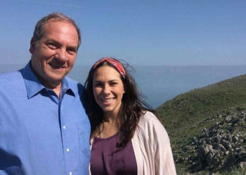 El rabino Yechiel Eckstein y su hija Yael en el Monte Arbel en la región de la Baja Galilea de Israel. (Cortesía de la IFCJ a través de JTA)