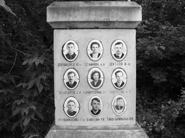 Tumba de los miembros fallecidos del partido de Dyatlov en el cementerio de Mikhajlov en Ekaterimburgo, Rusia. (WikiMedia Commons)