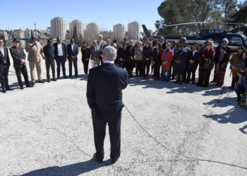 El Primer Ministro Netanyahu habla ante embajadores visitantes de la ONU frente a su oficina en Jerusalén, 3 de febrero de 2019 (Haim Tzach / GPO)