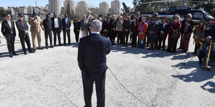 El Primer Ministro Netanyahu habla ante embajadores visitantes de la ONU frente a su oficina en Jerusalén, 3 de febrero de 2019 (Haim Tzach / GPO)