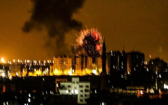 Se ve una explosión en la ciudad de Gaza después de un ataque aéreo de Israel el 18 de junio de 2018. (AFP / Mahmud Hams)