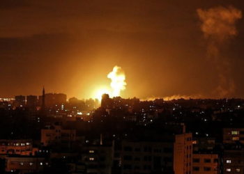 Ilustrativo. Una explosión causada por un ataque aéreo israelí en la ciudad de Gaza, el 27 de octubre de 2018. (Mahmud Hams / AFP)