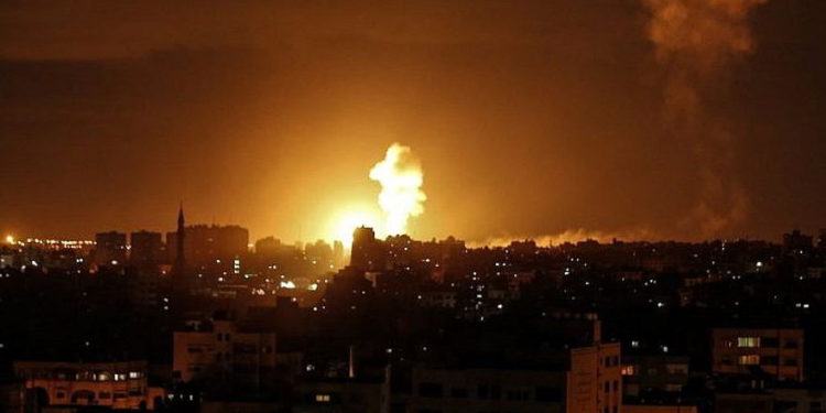 Ilustrativo. Una explosión causada por un ataque aéreo israelí en la ciudad de Gaza, el 27 de octubre de 2018. (Mahmud Hams / AFP)