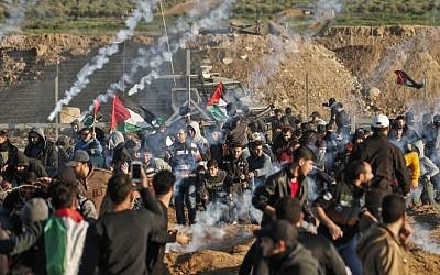 Esta fotografía tomada el 11 de enero de 2019 muestra una vista de los ataques palestinos contra las fuerzas israelíes a través de la valla fronteriza Gaza-Israel. (Mahmud Hams / AFP)