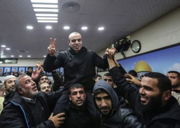 Un miembro de Hamas liberado por las autoridades egipcias es recibido por simpatizantes antes de reunirse con el líder del grupo terrorista Ismail Haniyeh en la Franja de Gaza el 28 de febrero de 2019. (MAHMUD HAMS / AFP)