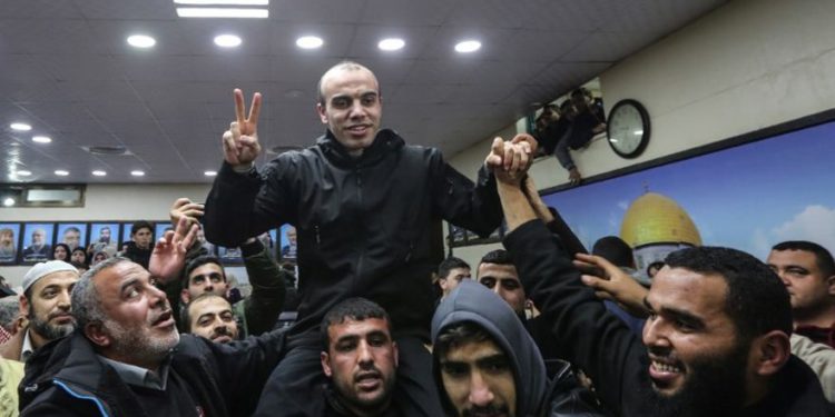 Un miembro de Hamas liberado por las autoridades egipcias es recibido por simpatizantes antes de reunirse con el líder del grupo terrorista Ismail Haniyeh en la Franja de Gaza el 28 de febrero de 2019. (MAHMUD HAMS / AFP)