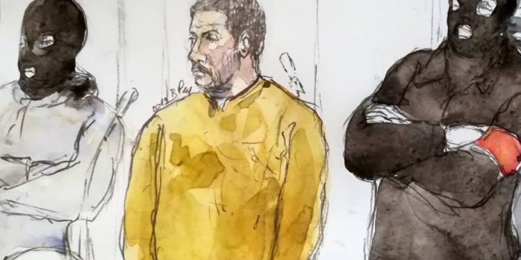 Un boceto de la corte realizado el 10 de enero de 2019 muestra a Mehdi Nemmouche, centro, acusado de ataque terrorista en el Museo Judío de Bruselas en 2014, durante su juicio en el Palacio de Justicia de Bruselas. (Benoit Peyrucq / AFP)