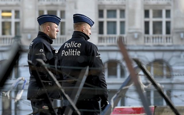 Los policías se paran frente al palacio de justicia en Bruselas el 7 de marzo de 2019, como se espera del veredicto en el juicio del presunto atacante del museo judío de Bruselas Mehdi Nemmouche. (John Thys / AFP)
