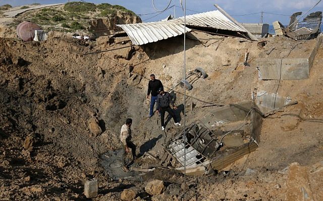 Hombres palestinos verifican el daño después de un ataque aéreo israelí contra un sitio que pertenece a Hamás, en Khan Younis, en el sur de la Franja de Gaza, el 7 de marzo de 2019. (Said Khatib / AFP)