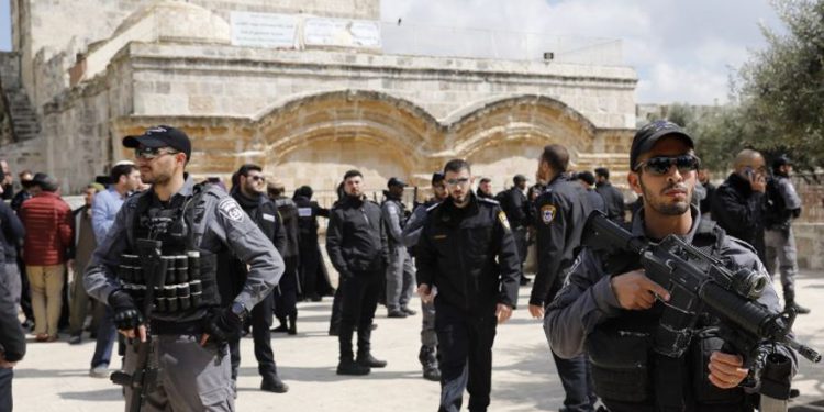 Las fuerzas de seguridad israelíes montan guardia frente a la Puerta de la Misericordia, durante una visita al sitio realizada por un grupo de judíos religiosos al Monte del Templo en la Ciudad Vieja de Jerusalem, el 7 de marzo de 2019. ( AHMAD GHARABLI / AFP)