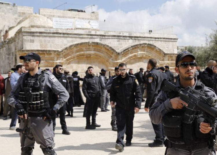Las fuerzas de seguridad israelíes montan guardia frente a la Puerta de la Misericordia, durante una visita al sitio realizada por un grupo de judíos religiosos al Monte del Templo en la Ciudad Vieja de Jerusalem, el 7 de marzo de 2019. ( AHMAD GHARABLI / AFP)