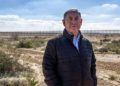 El primer ministro Benjamin Netanyahu visita la frontera con Egipto en la aldea sureña de Nitzana, en el desierto de Negev, el 7 de marzo de 2019. (Jim Hollander / Pool / AFP)