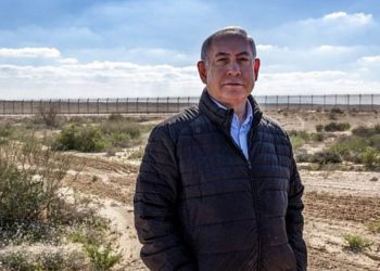 El primer ministro Benjamin Netanyahu visita la frontera con Egipto en la aldea sureña de Nitzana, en el desierto de Negev, el 7 de marzo de 2019. (Jim Hollander / Pool / AFP)