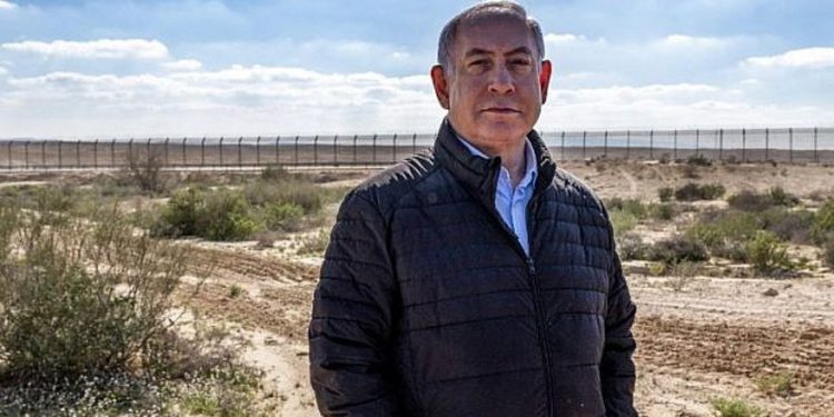 El primer ministro Benjamin Netanyahu visita la frontera con Egipto en la aldea sureña de Nitzana, en el desierto de Negev, el 7 de marzo de 2019. (Jim Hollander / Pool / AFP)
