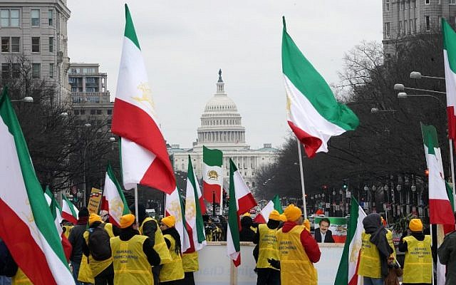 La Organización de Comunidades Iraní-Americanas organiza una manifestación y marcha en apoyo de "los levantamientos a nivel nacional en Irán por el cambio de régimen". El 8 de marzo de 2019 en Washington, DC (Mandel NGAN / AFP),