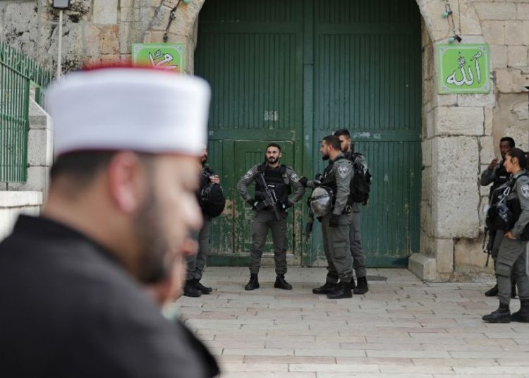 La policía fronteriza israelí asegura una de las entradas del complejo del Monte del Templo en la ciudad vieja de Jerusalem después de cerrar el acceso al sitio el 12 de marzo de 2019. (Ahmad GHARABLI / AFP)