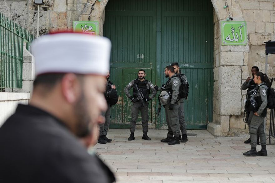 La policía fronteriza israelí asegura una de las entradas del complejo del Monte del Templo en la ciudad vieja de Jerusalén después de cerrar el acceso al sitio el 12 de marzo de 2019. (Ahmad GHARABLI / AFP)