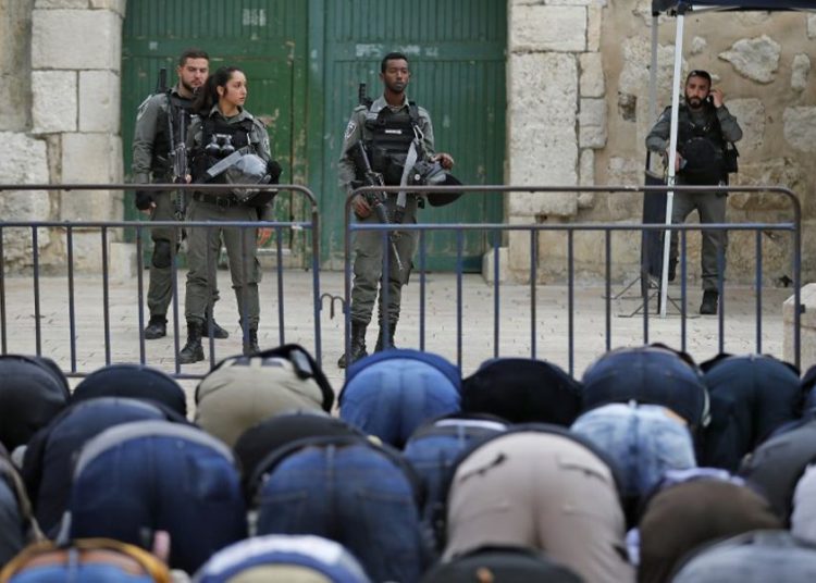 Los fieles musulmanes rezan frente a una barrera después de que la Policía Fronteriza cerró una de las entradas al complejo del Monte del Templo en la Ciudad Vieja de Jerusalem, que alberga la Mezquita de Al-Aqsa, el 12 de marzo de 2019. (Ahmad Gharabli / AFP)