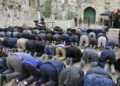 Los fieles musulmanes palestinos rezan frente a una barrera después de que la policía fronteriza israelí cerró una de las entradas del complejo del Monte del Templo en la ciudad vieja de Jerusalem el 12 de marzo de 2019. (Ahmad Gharabli / AFP)