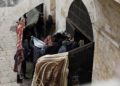Los palestinos rompen una puerta de la Puerta de la Misericordia en el Monte del Templo en la Ciudad Vieja de Jerusalem el 15 de marzo de 2019. (Ahmad Gharabli / AFP)