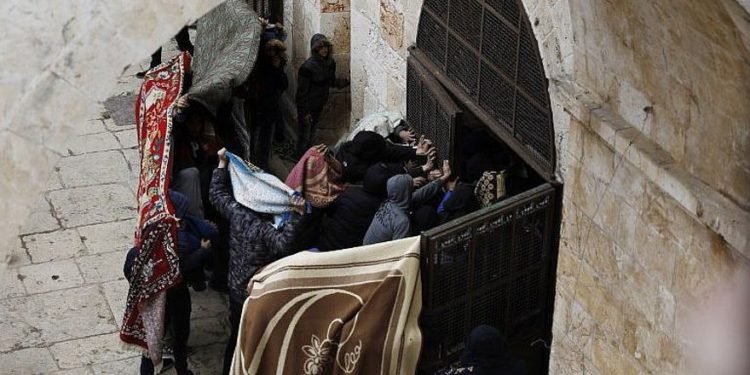 Los palestinos rompen una puerta de la Puerta de la Misericordia en el Monte del Templo en la Ciudad Vieja de Jerusalem el 15 de marzo de 2019. (Ahmad Gharabli / AFP)