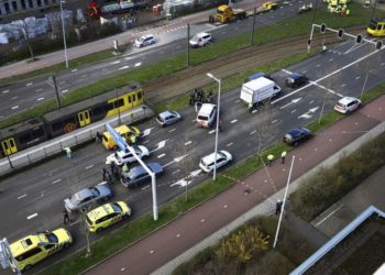 Las fuerzas especiales de la policía, la policía y los expertos médicos trabajan cerca de un tranvía en el 24 de octubre en Utrecht, donde se produjo un tiroteo el 18 de marzo de 2019. (Ricardo Smit / ANP / AFP)