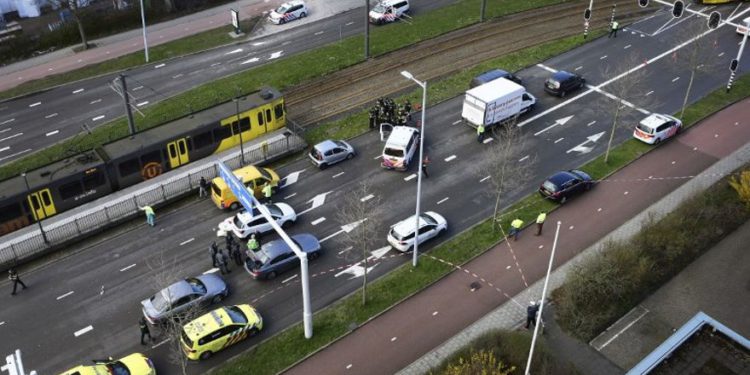 Las fuerzas especiales de la policía, la policía y los expertos médicos trabajan cerca de un tranvía en el 24 de octubre en Utrecht, donde se produjo un tiroteo el 18 de marzo de 2019. (Ricardo Smit / ANP / AFP)