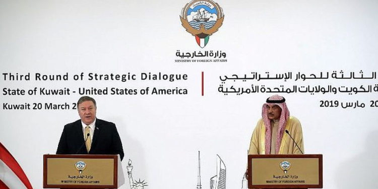 El Secretario de Estado de los Estados Unidos, Mike Pompeo (L), y el Ministro de Relaciones Exteriores de Kuwait, Sheikh Sabah al-Khalid al-Sabah, dieron una conferencia de prensa conjunta en la ciudad de Kuwait el 20 de marzo de 2019. (JIM YOUNG / POOL / AFP)