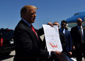 El presidente de los EE. UU., Donald Trump, muestra un mapa que, según él, indica el final de ISIS, cuando llega al Aeropuerto Internacional de Palm Beach en Florida el 22 de marzo de 2019. (Foto de Nicholas Kamm / AFP)