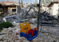 Una casa dañada después de ser golpeada por un cohete en el pueblo de Mishmeret, al norte de Tel Aviv, el 25 de marzo de 2019. (Jack GUEZ / AFP)
