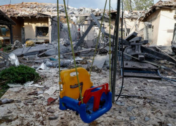 Una casa dañada después de ser golpeada por un cohete en el pueblo de Mishmeret, al norte de Tel Aviv, el 25 de marzo de 2019. (Jack GUEZ / AFP)