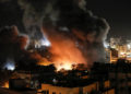 Incendio y humo alrededor de edificios en la ciudad de Gaza durante los ataques israelíes reportados el 25 de marzo de 2019. (Mahmud Hams / AFP)
