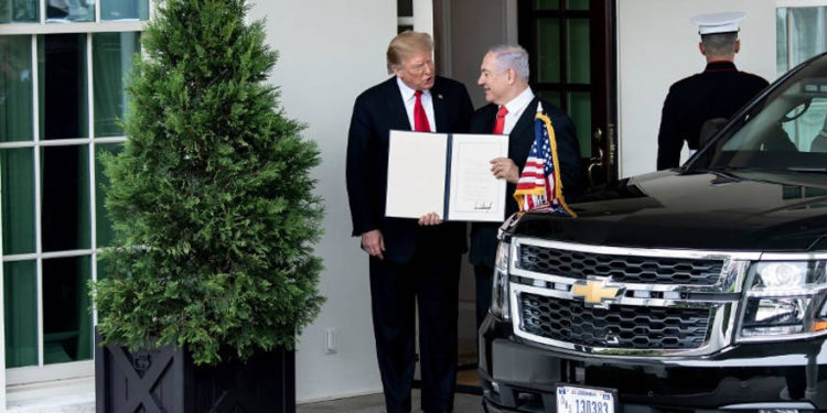 El presidente de los Estados Unidos, Donald Trump, a la izquierda, y el primer ministro de Israel, Benjamin Netanyahu, sostienen una proclamación de los Altos del Golán fuera del ala oeste después de una reunión en la Casa Blanca en Washington, DC, el 25 de marzo de 2019. (Brendan Smialowski / AFP)
