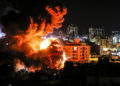 Una bola de fuego grita sobre edificios en la ciudad de Gaza durante los ataques israelíes el 25 de marzo de 2019. (Mahmud Hams / AFP)