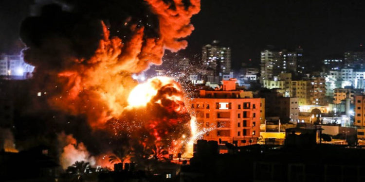 Una bola de fuego grita sobre edificios en la ciudad de Gaza durante los ataques israelíes el 25 de marzo de 2019. (Mahmud Hams / AFP)