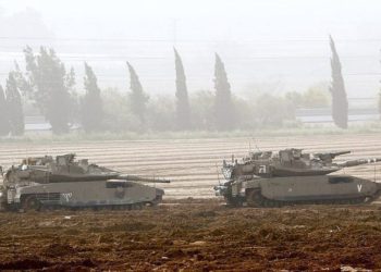 Esta fotografía tomada el 30 de marzo de 2019 muestra a tanques israelíes de Merkava estacionados cerca de la frontera con la Franja de Gaza en el sur de Israel. (Jack Guez / AFP)