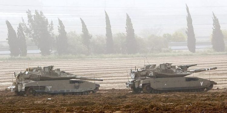 Esta fotografía tomada el 30 de marzo de 2019 muestra a tanques israelíes de Merkava estacionados cerca de la frontera con la Franja de Gaza en el sur de Israel. (Jack Guez / AFP)